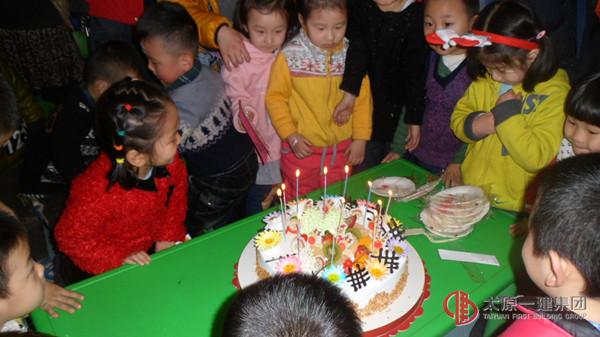 幼儿园举行欢乐圣诞  喜迎新年联欢活动