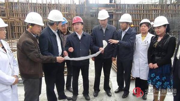集团公司总经理王贵聪对山医大二院项目施工进行现场调研