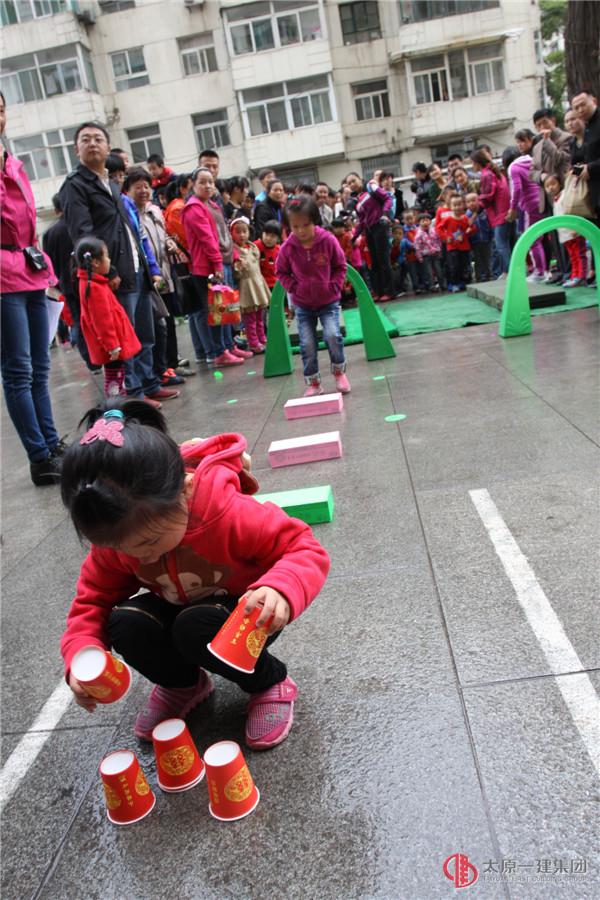 幼儿园举行第六届亲子运动会