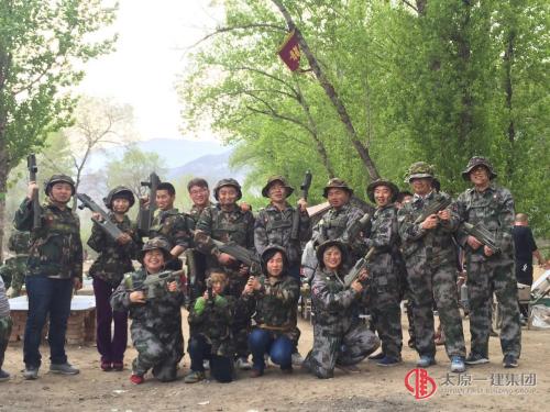 二龙山上团旗扬 爱企有为勇争先